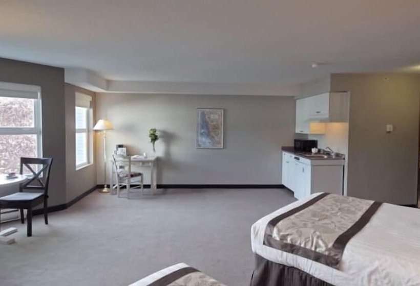هتل Quarterdeck Inn Port Hardy