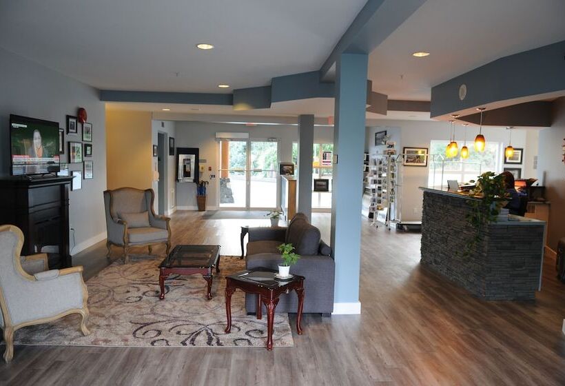 هتل Quarterdeck Inn Port Hardy