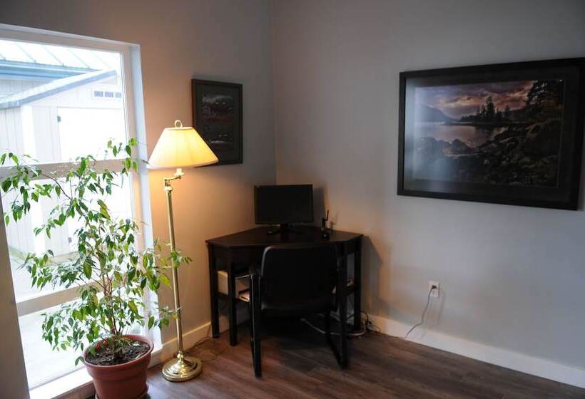 هتل Quarterdeck Inn Port Hardy