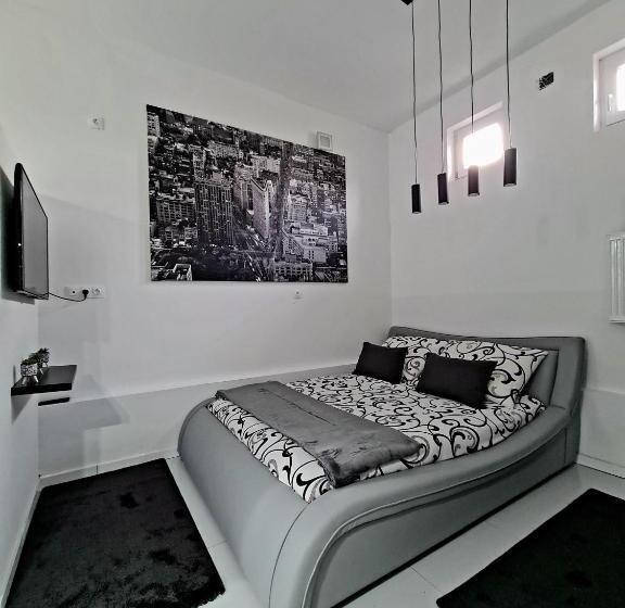 پانسیون Airport Luxury Apartman 42