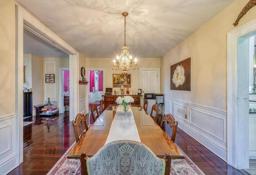 צימר Monroe Manor Inn