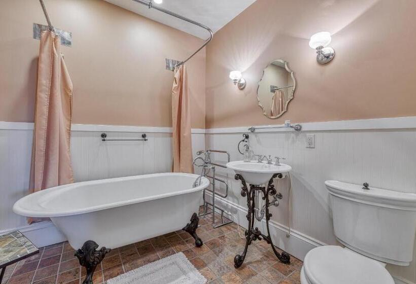 צימר Monroe Manor Inn