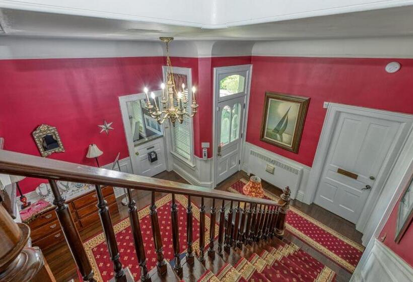 צימר Monroe Manor Inn