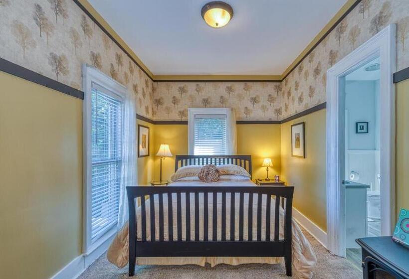 צימר Monroe Manor Inn