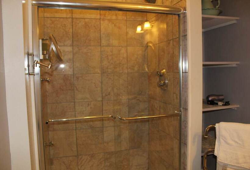 צימר Monroe Manor Inn