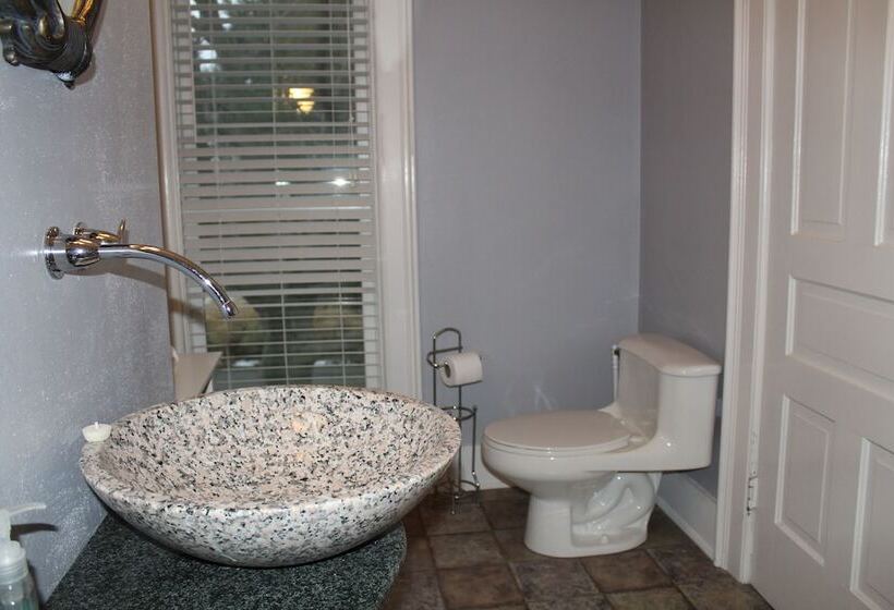 צימר Monroe Manor Inn
