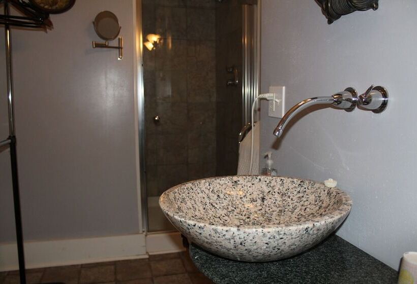צימר Monroe Manor Inn