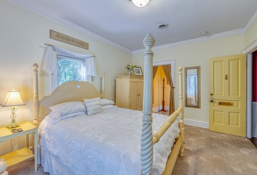 צימר Monroe Manor Inn