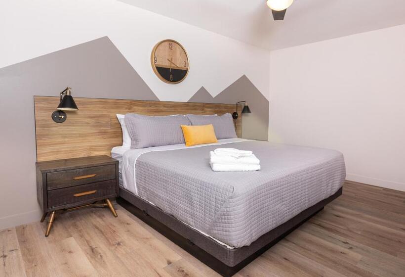 Hotel 4411 Inn & Suites