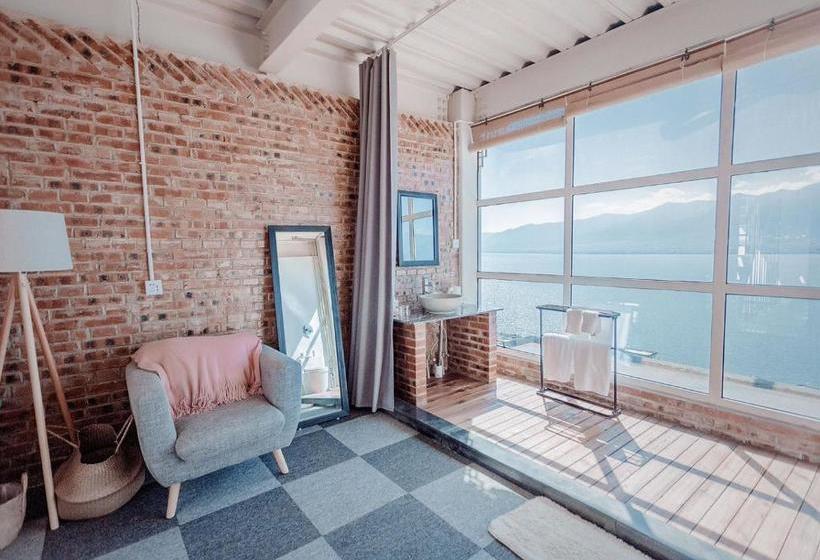 پانسیون 1979 Treeinn