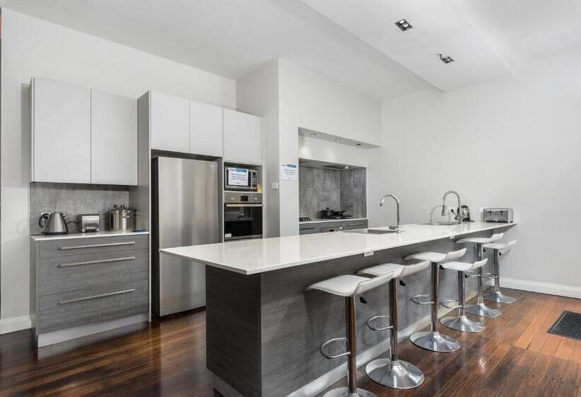 هتل Studios On King