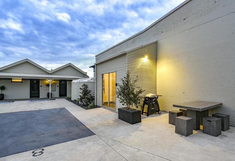 مُتل Aloha Central Premium Studios