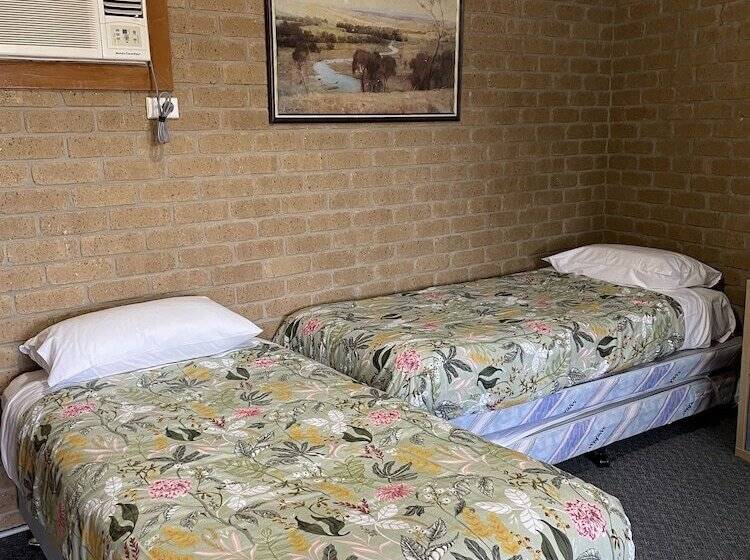 모텔 Darling Junction Motor Inn