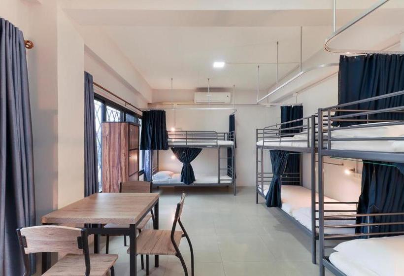 Oyo 724 Green Light Cafe & Bed Hostel