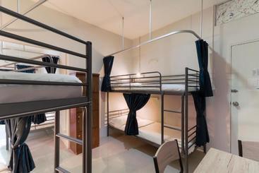 Oyo 724 Green Light Cafe & Bed Hostel