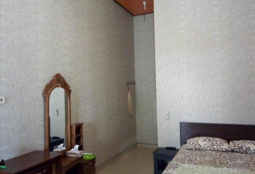 پانسیون Guesthouse Villa Cemara 7