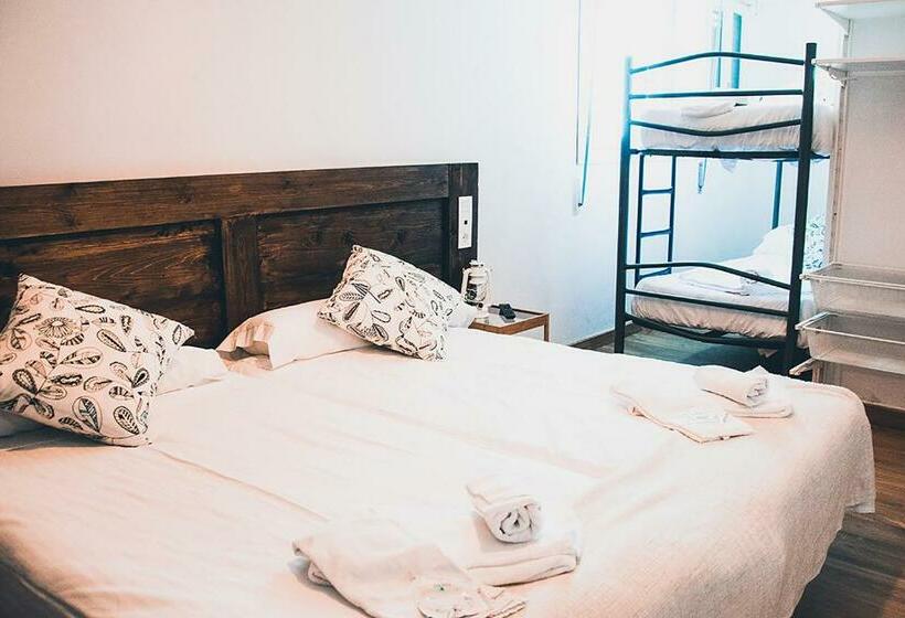 הוסטל Latas Surf Lodge