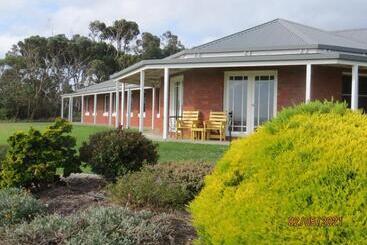 تختخواب و صبحانه Arabella Country House