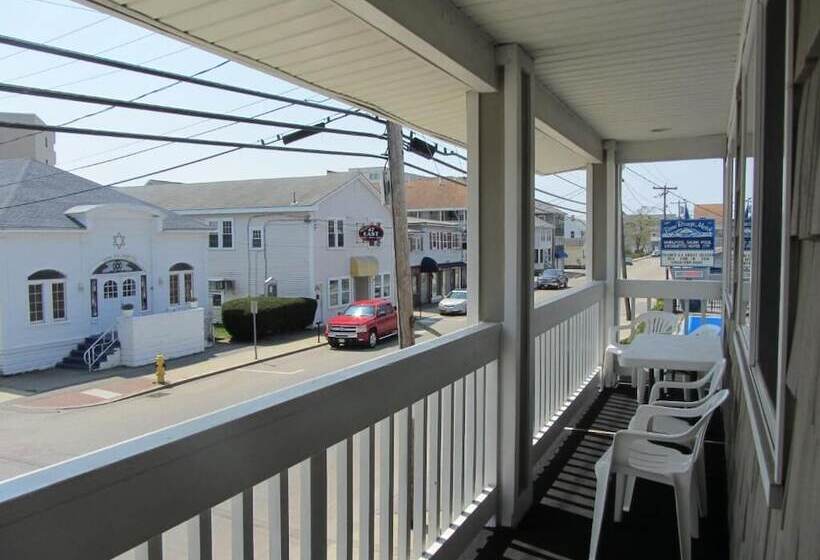Green Dolphin Motel
