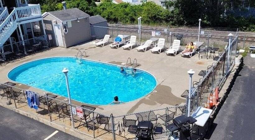 Green Dolphin Motel