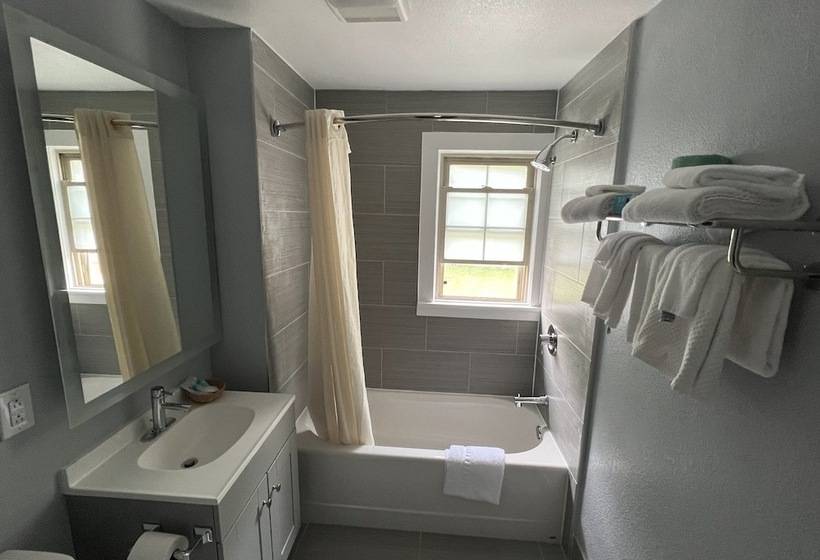 هتل Smoky Falls Lodge