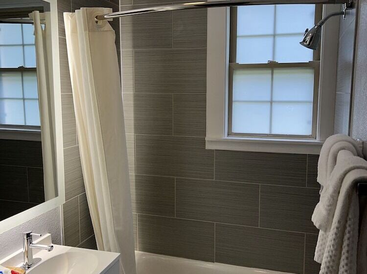 هتل Smoky Falls Lodge