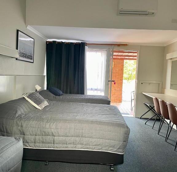 Tarra Motel