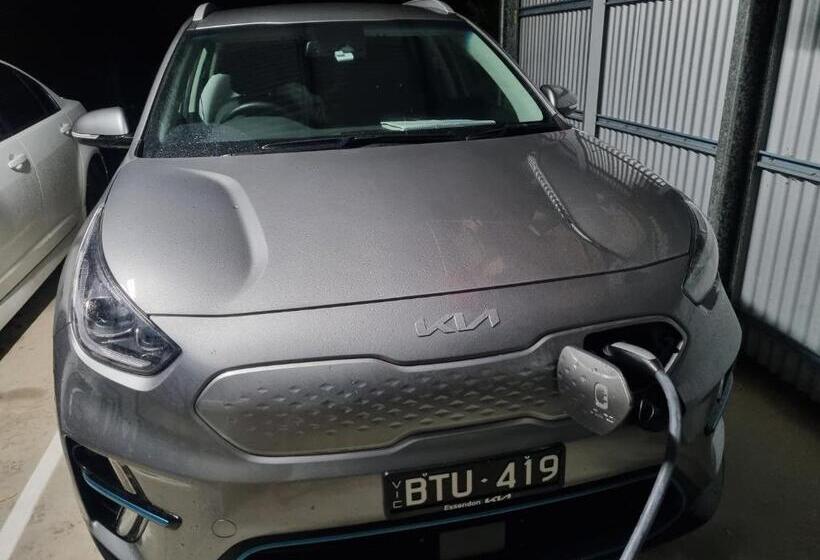 Escape 1770 Motel   No Kids   No Smoking   No Partying