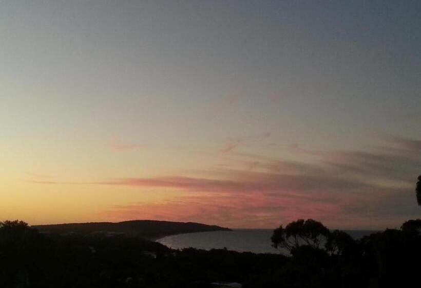 Escape 1770 Motel   No Kids   No Smoking   No Partying