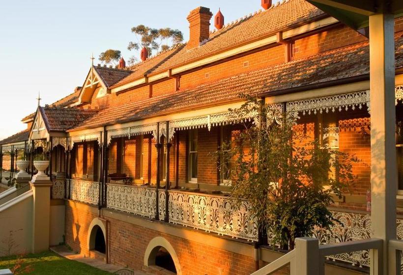 Отель Hermitage Hill Country Retreat