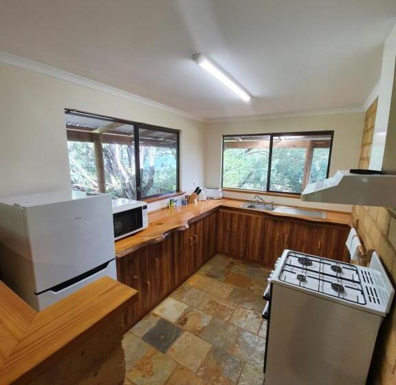 هتل Little River Farm Cottages