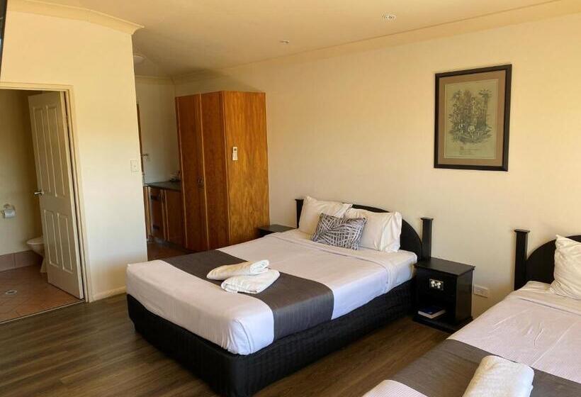 مُتل Emerald Explorers Inn