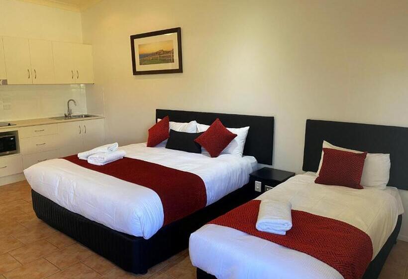 مُتل Emerald Explorers Inn