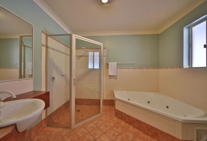 مُتل Emerald Explorers Inn