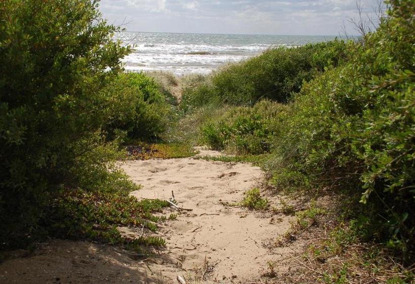 Пансион Award Winning Beach Front Retreat