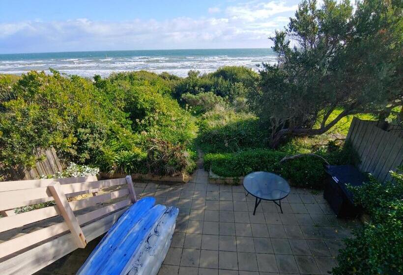 Пансион Award Winning Beach Front Retreat