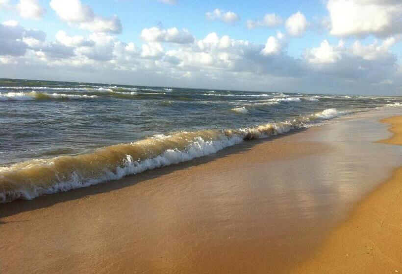 Пансион Award Winning Beach Front Retreat