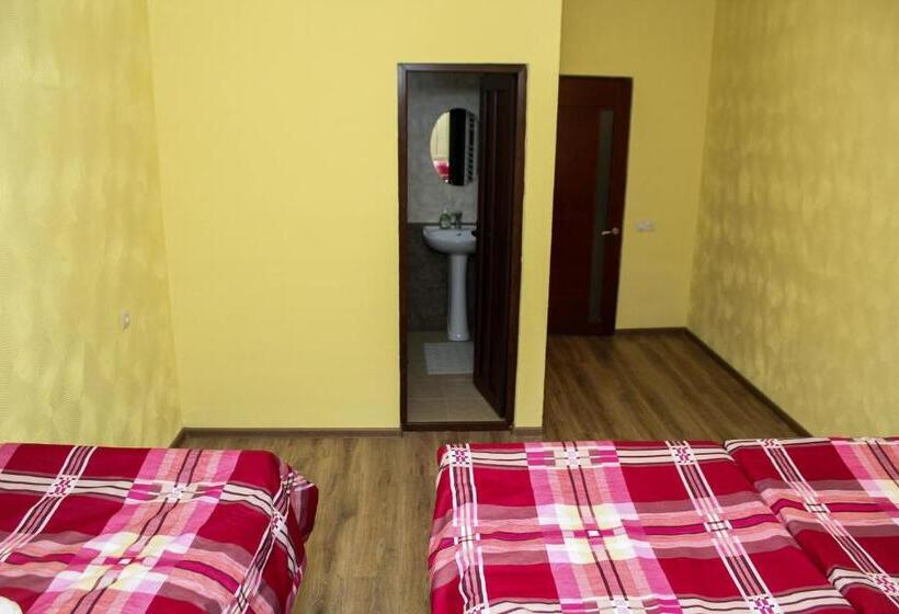Bee Lucky Hostel And Tours