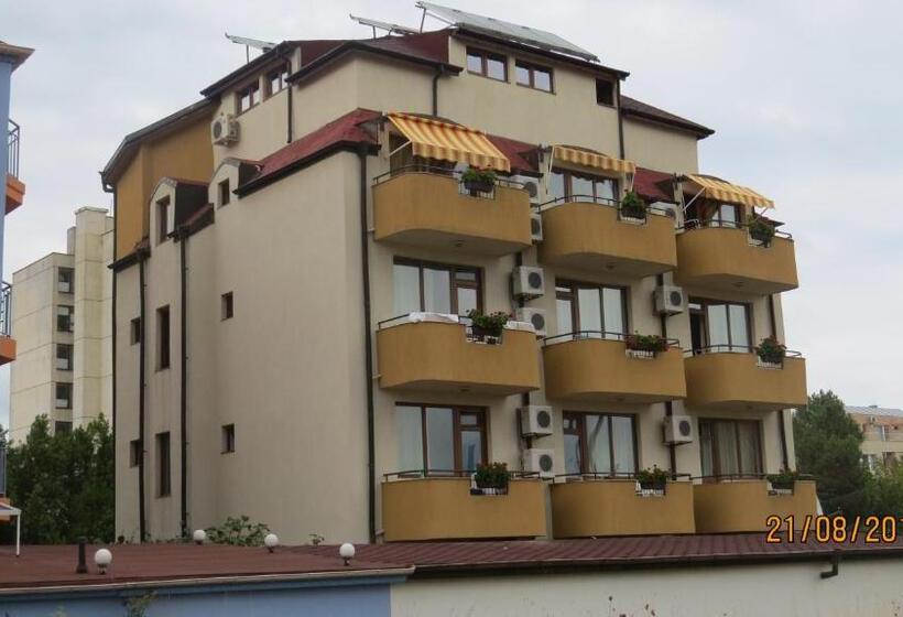 هتل Strinava