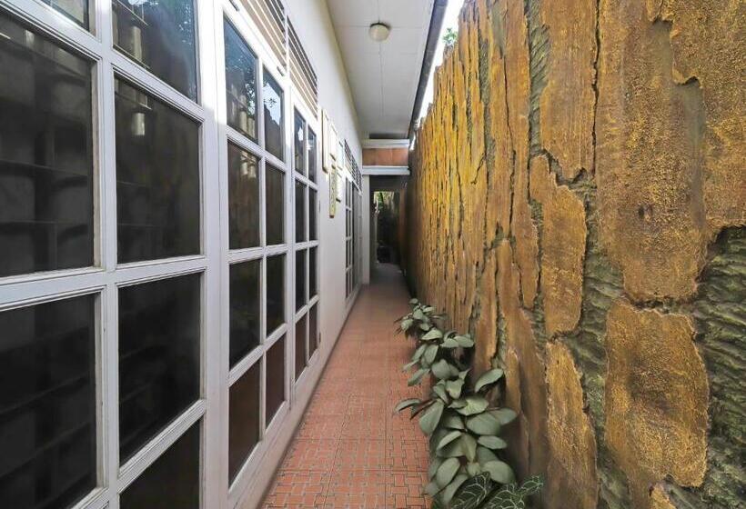 هتل Oyo Life 2899 Ardilia Kost