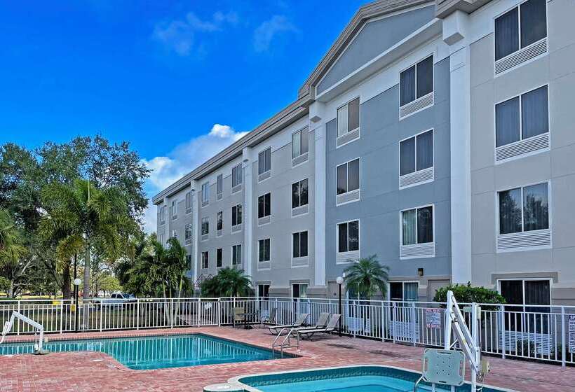 בית מלון כפרי Comfort Inn & Suites Sarasota I75