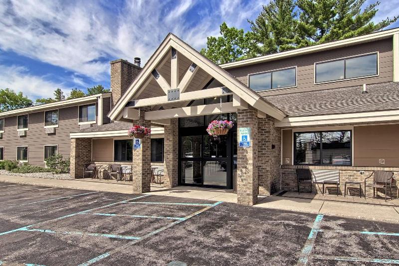 Blossom Hotel & Suites Traverse City