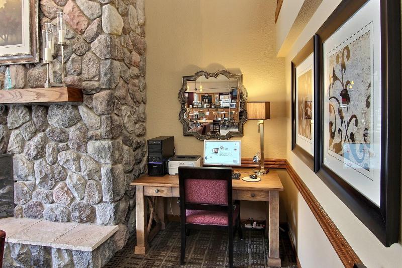 Blossom Hotel & Suites Traverse City