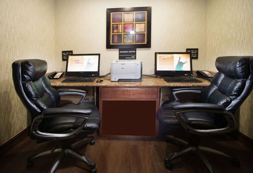 هتل Hampton Inn Linden