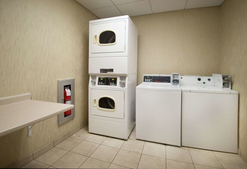 هتل Hampton Inn Linden