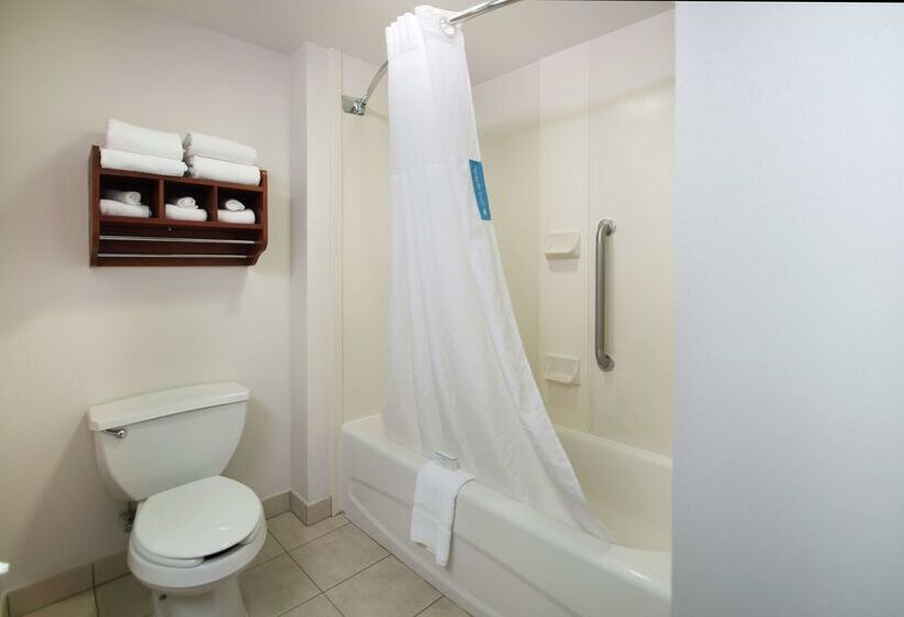 هتل Hampton Inn Linden