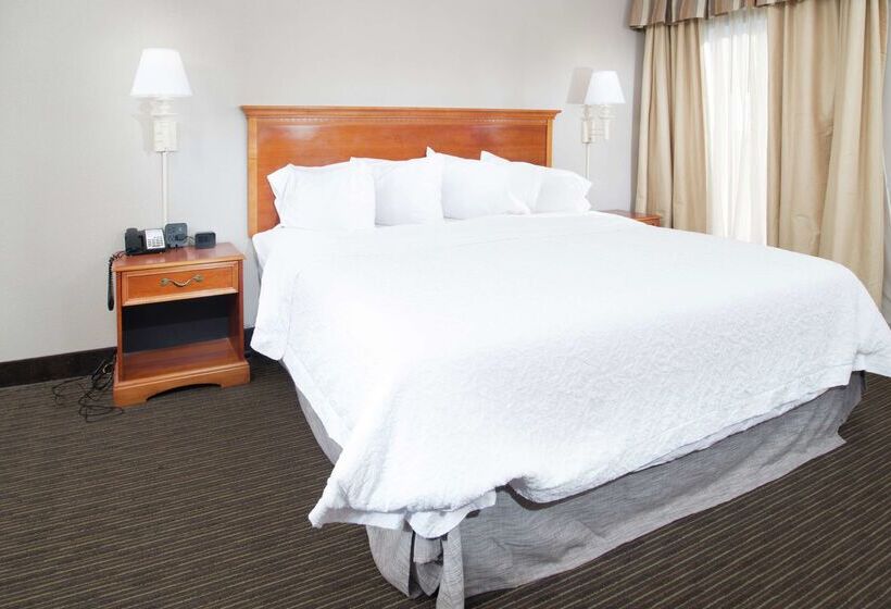 هتل Hampton Inn Linden