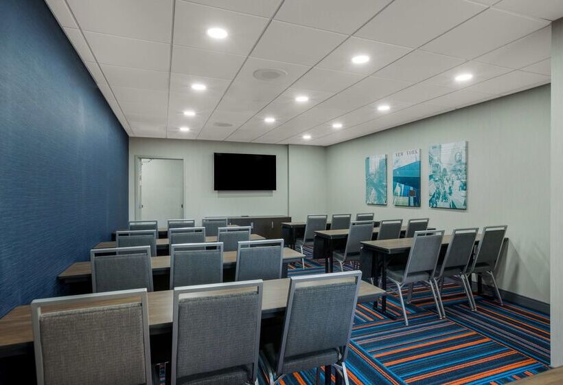 هتل Hampton Inn Linden
