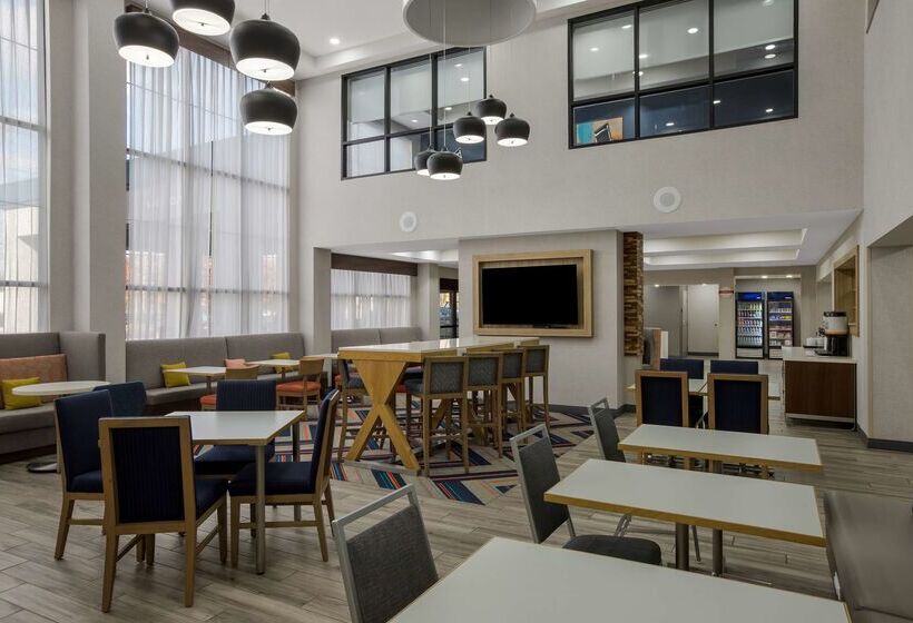 هتل Hampton Inn Linden