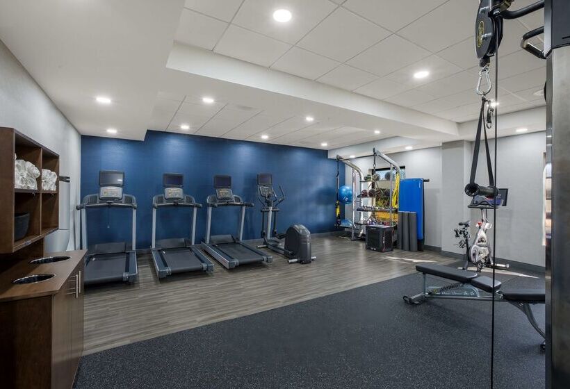 هتل Hampton Inn Linden